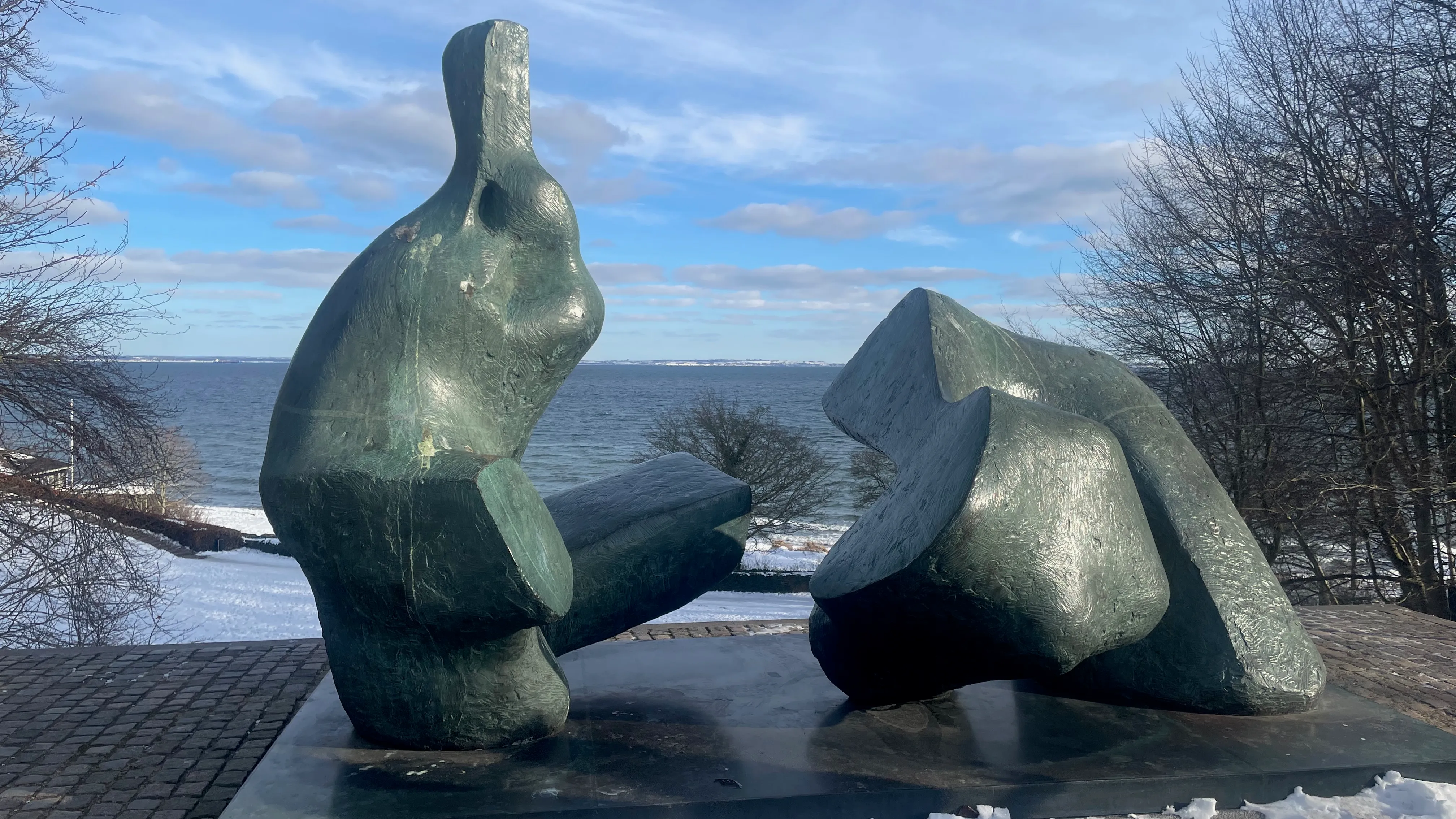 Henry Moore: Two Piece Reclining Figure No. 5. Louisiana Museum Denmark 